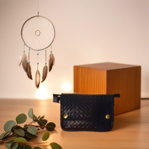 Riñonera mini negra con remaches en color dorado