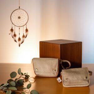 Riñonera mini nude con remaches en color plateado