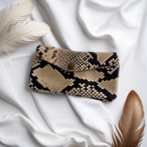 Cartera animal print con estampado de serpiente gris