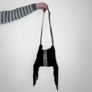Bolso negro con flecos