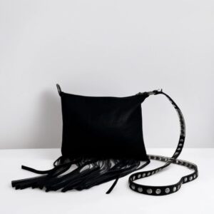 Bolso de cuero negro con flecos