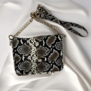 Bolso animal print con estampado de serpiente gris y detalles dorados