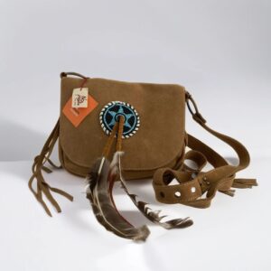 Bolso marrón con flecos y plumas