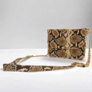 Bolso animal print con estampado de serpiente marrón y detalles dorados