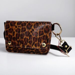Riñonera animal print con estampado de leopardo y cinturón de cuero marrón oscuro