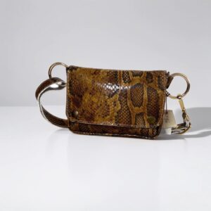 Riñonera animal print con estampado de serpiente marrón