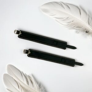 Pulsera de cuero negro con hebilla