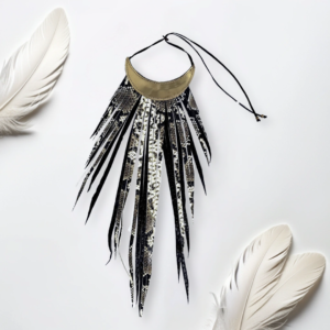 Collar tribal animal print serpiente blanco y negro