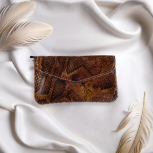 Cartera animal print con estampado de serpiente marrón